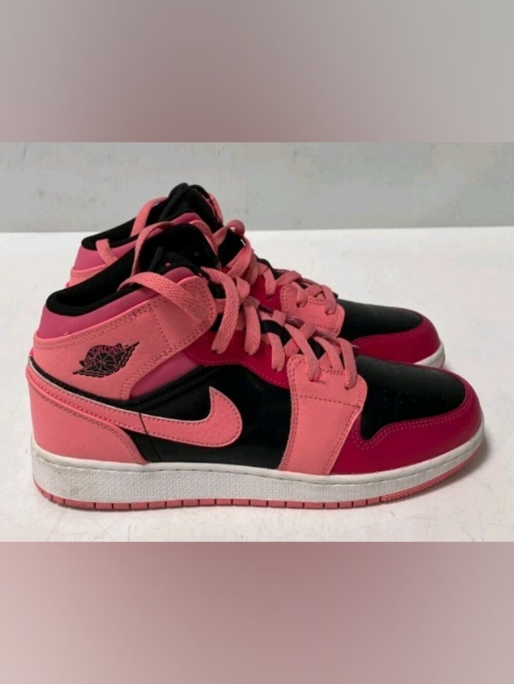 Nike 554725-662 Jordan 1 Mid Coral Chalk GS Sneakers Youth Size 7Y/Women's 8.5